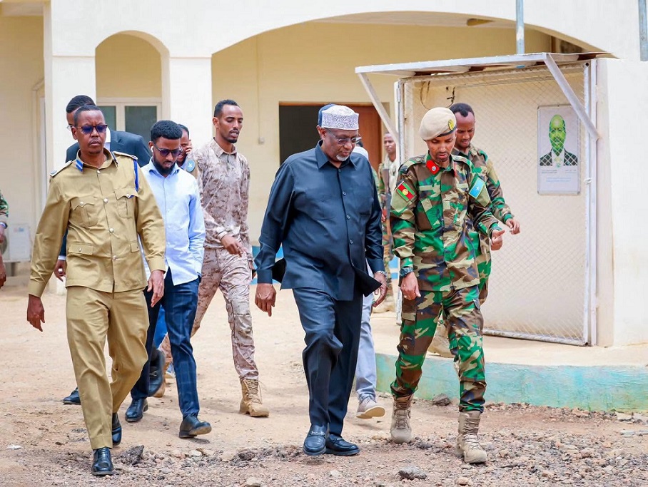 Aadan Madoobe iyo Taliyaha Qaybta 60aad.jpg